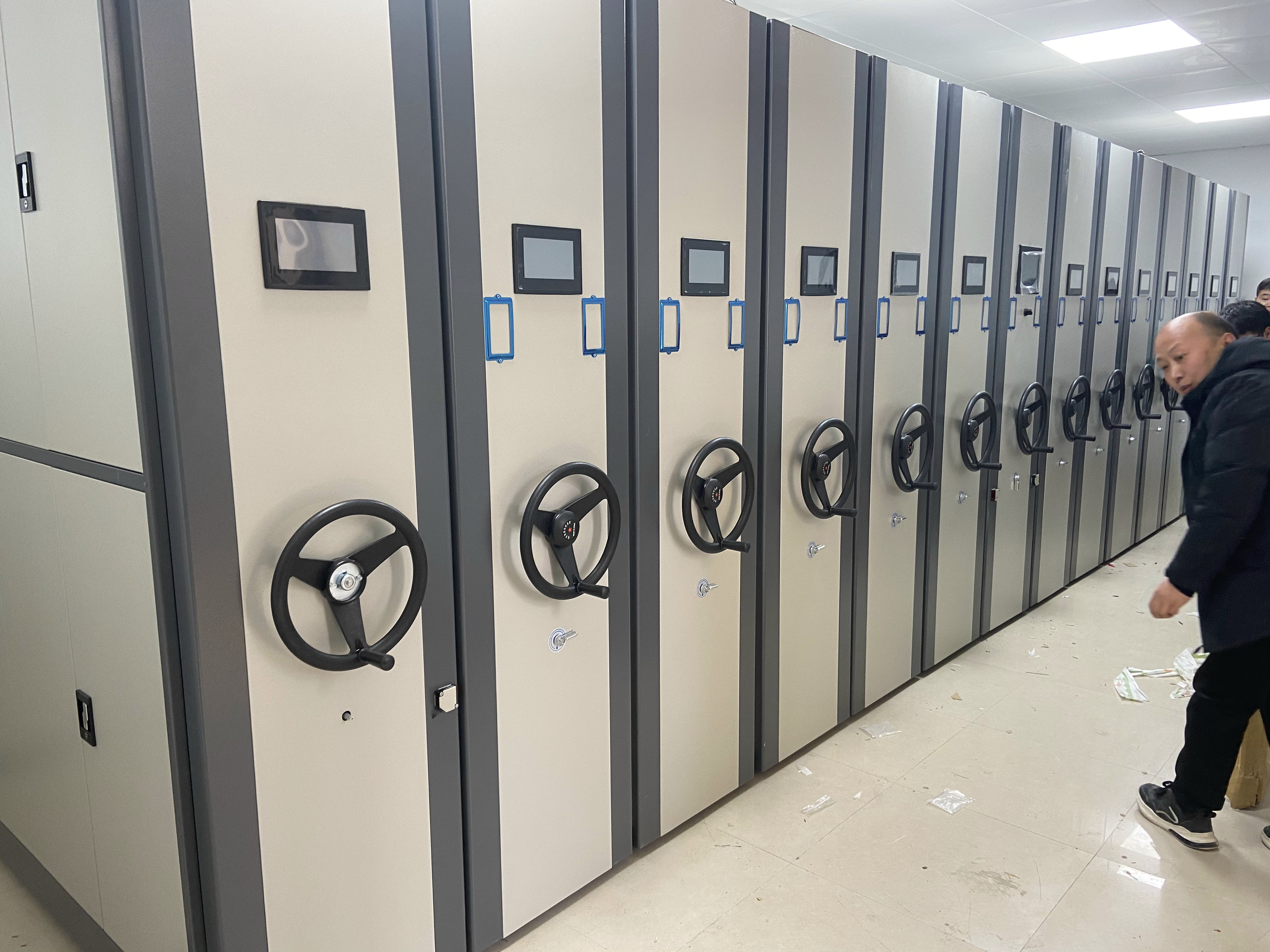 密集架架体倾斜变形